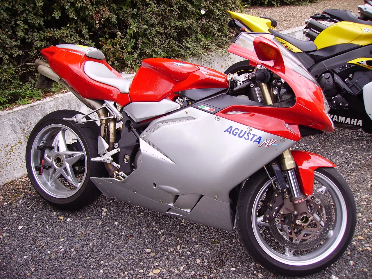 MV Agusta F4 1000 zijaanzicht