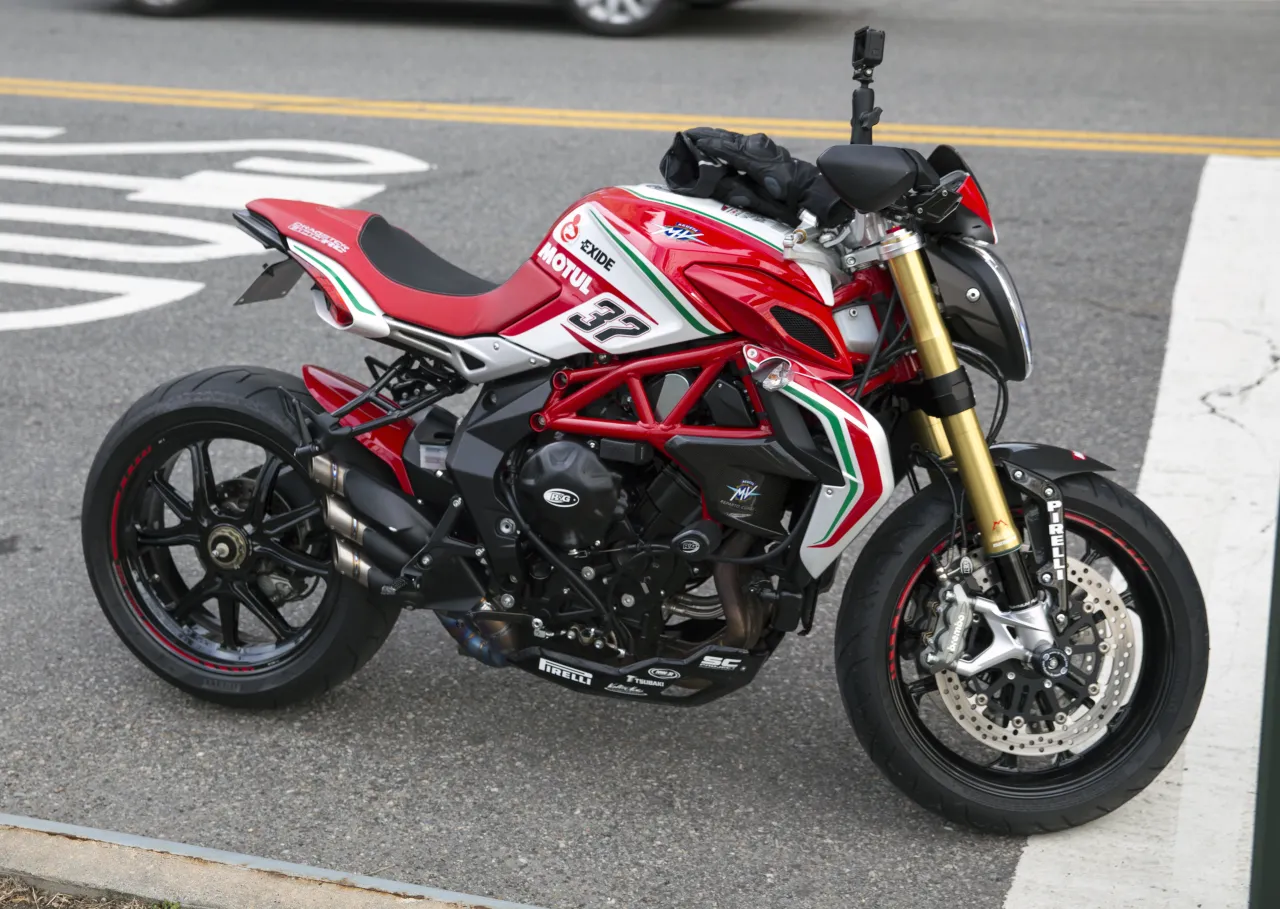 MV Agusta Brutale Dragster 800 RC rechterzijde