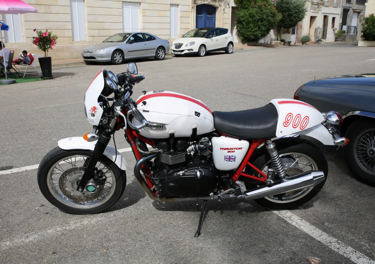 Triumph Thruxton café racer in Bourg