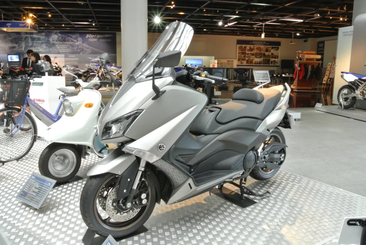 Yamaha TMAX 530 maxi-scooter zijaanzicht