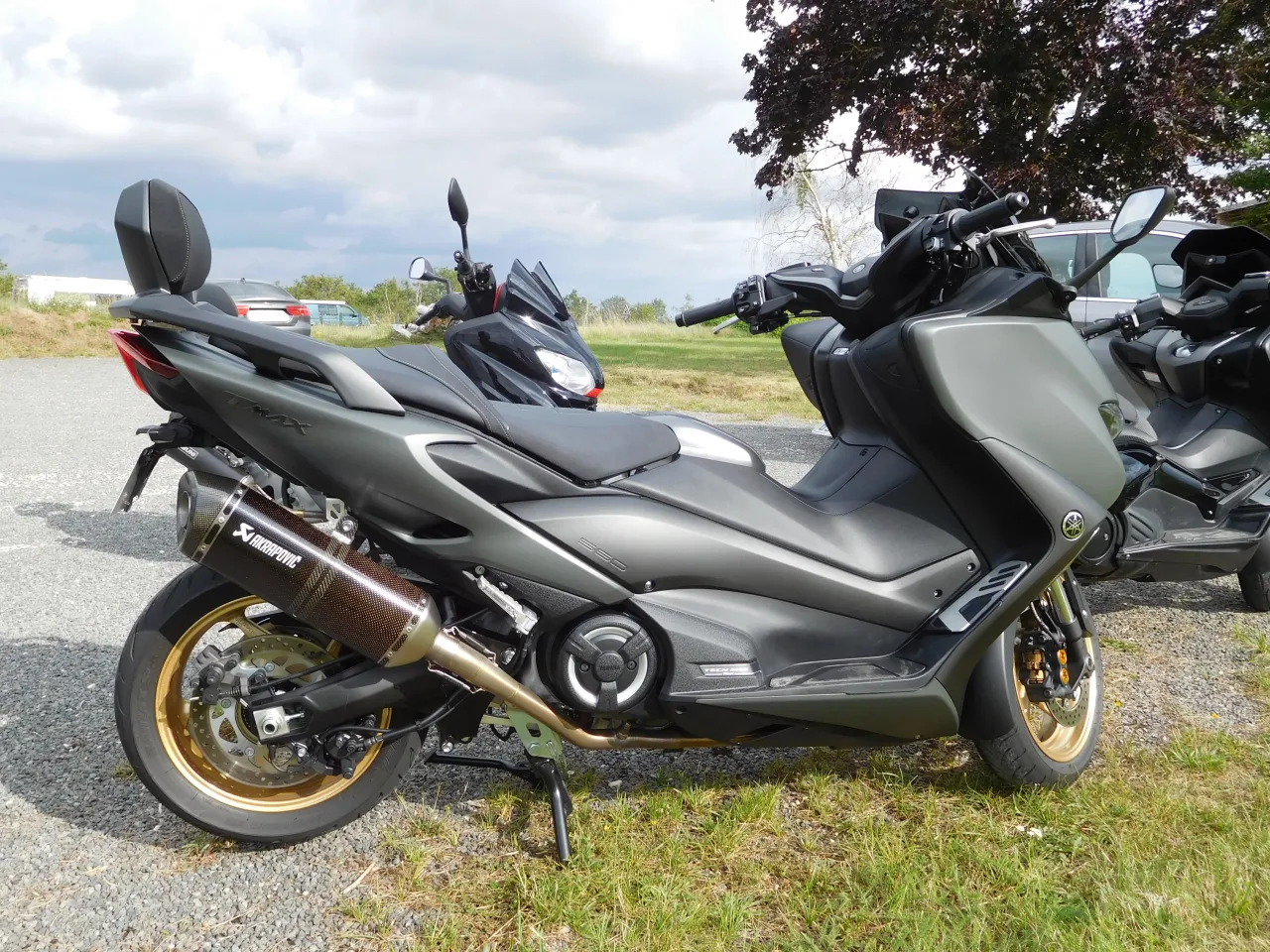 Yamaha TMAX 560 maxi-scooter zijaanzicht