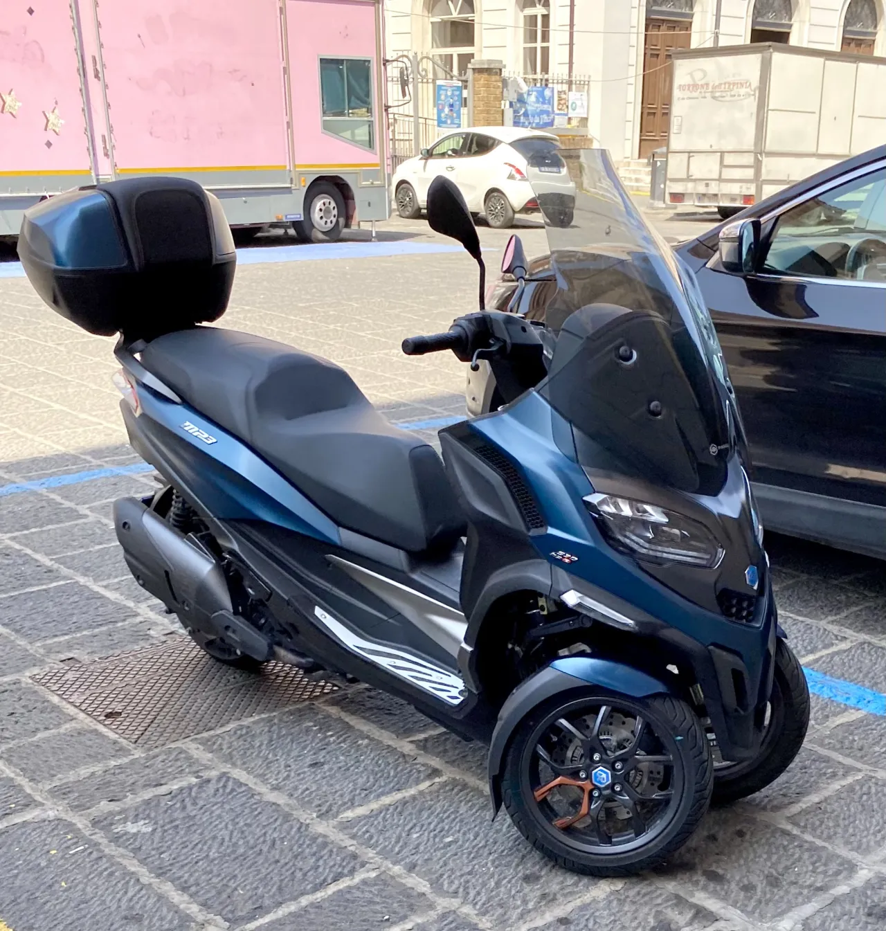 Piaggio MP3 530 HPE in stedelijke omgeving