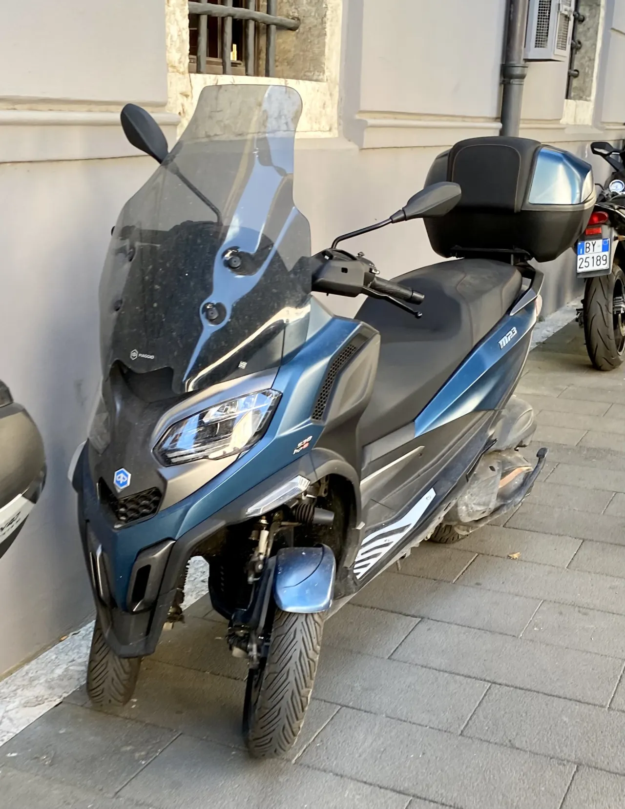 Piaggio MP3 530 HPE driewiel-scooter zijaanzicht