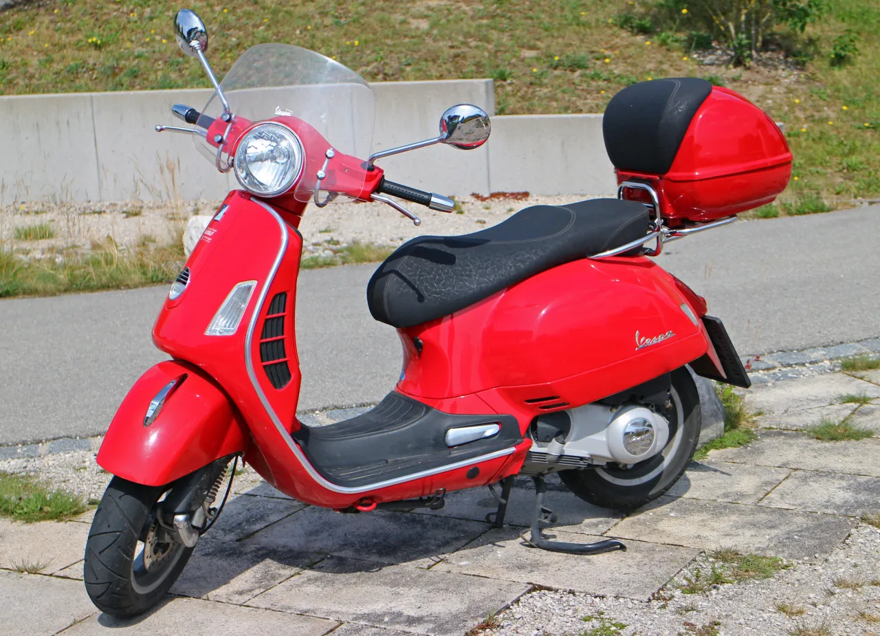 Vespa GTS 250 i.e. scooter zijaanzicht