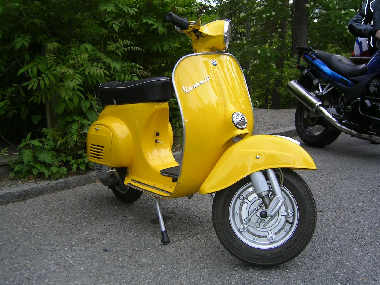 Vespa Primavera 125 scooter zijaanzicht