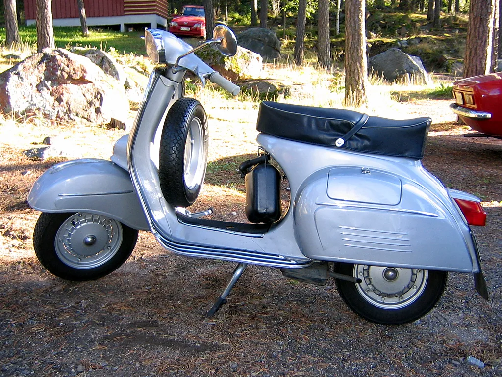 Vespa Sprint 150 scooter zijaanzicht