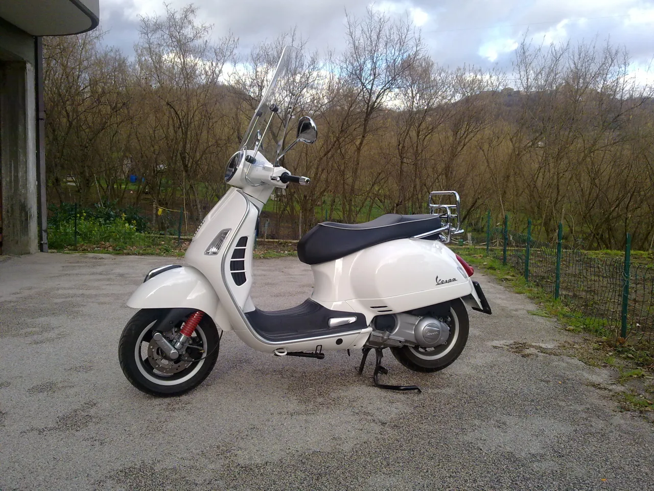 Vespa GTS 300 zijaanzicht