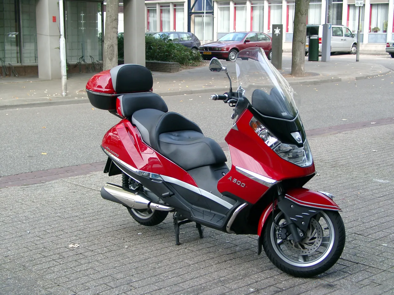 Aprilia Atlantic 500 maxi-scooter zijaanzicht