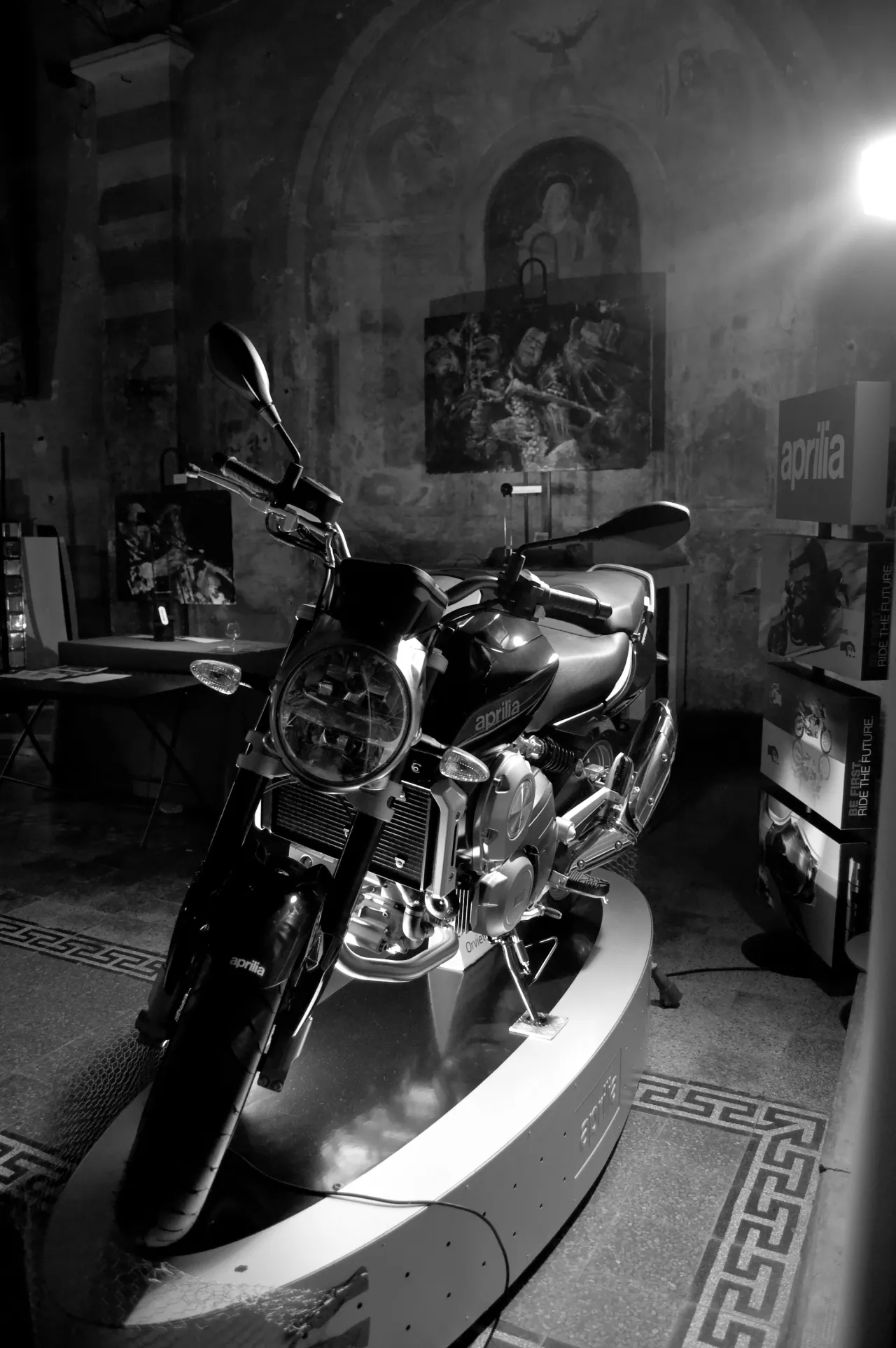 Aprilia Mana 850 side profile