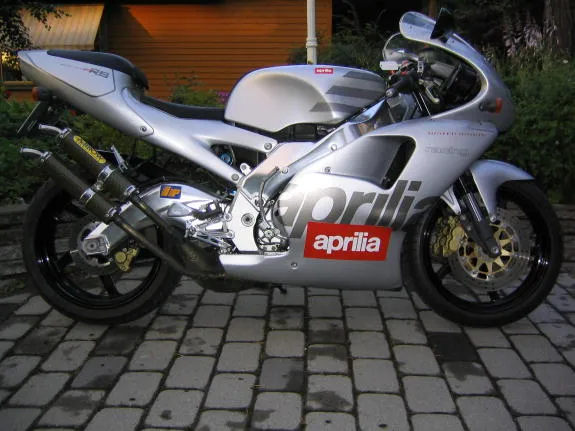 Aprilia RS250 vroeg model zijaanzicht