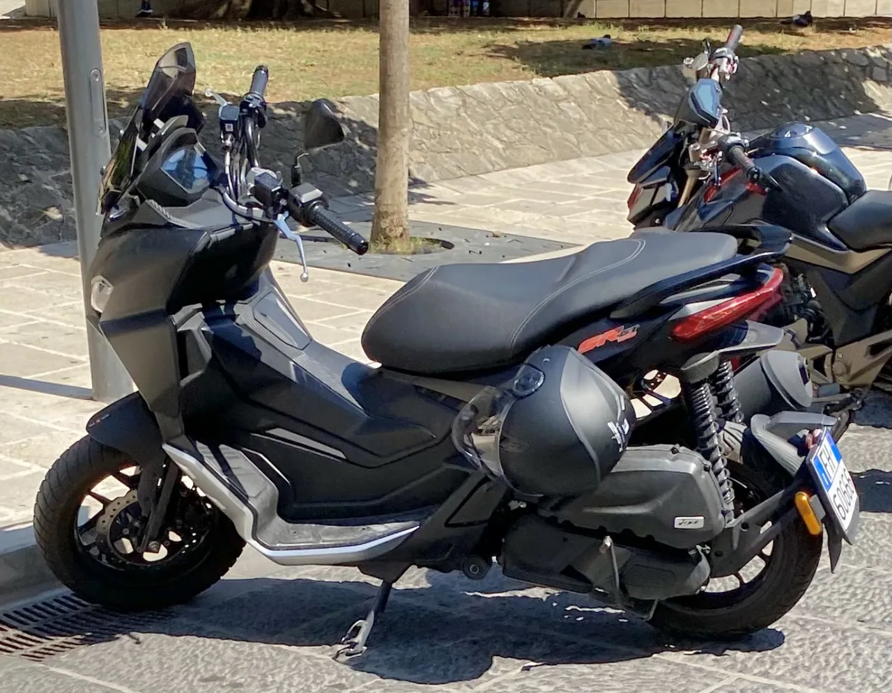 Aprilia SR GT 125 sport-urban scooter zijaanzicht