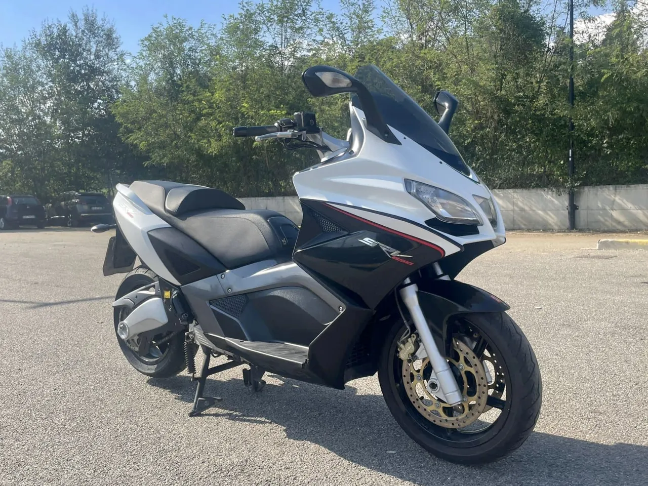 Aprilia SRV 850 front three-quarter view