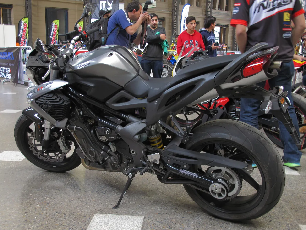 Benelli TNT 899 standard naked bike