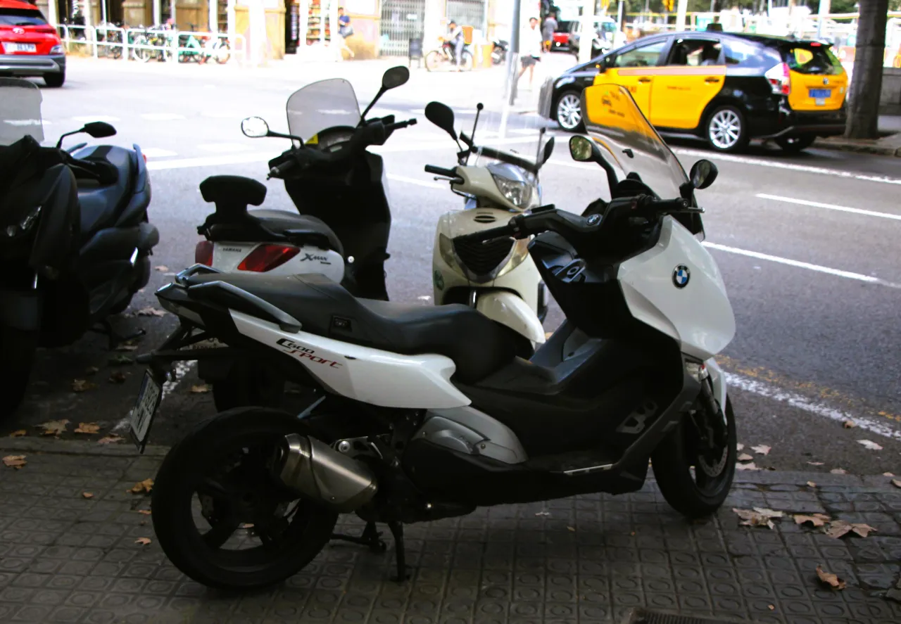 BMW C 600 Sport zijaanzicht, geparkeerd