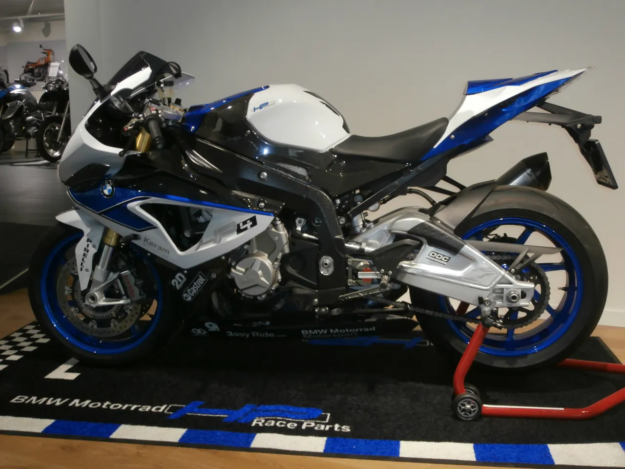 BMW HP4 witte superbike op motorshow