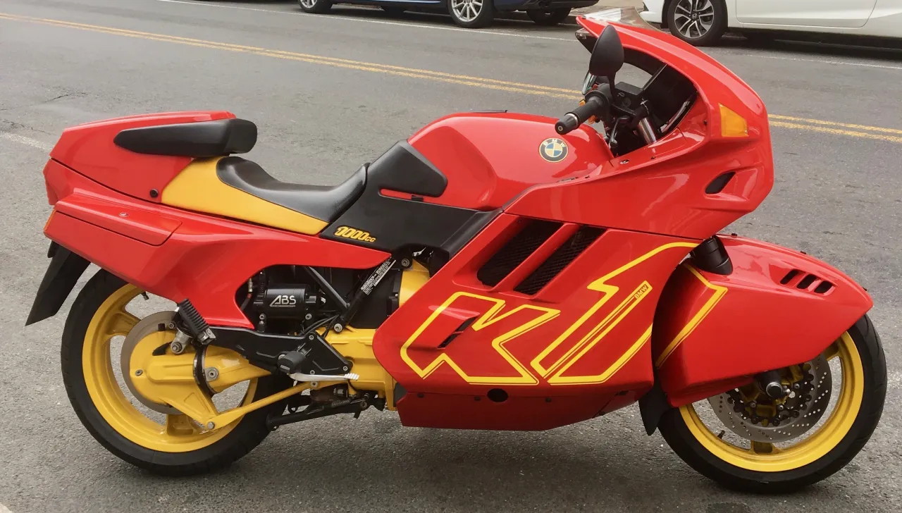 BMW K1 sport-tourer from 1991 showing full aerodynamic bodywork