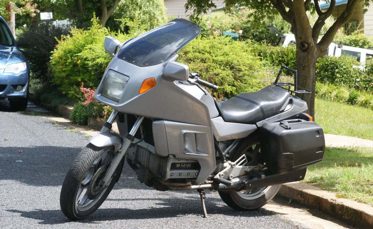 BMW K 100 RT op straat