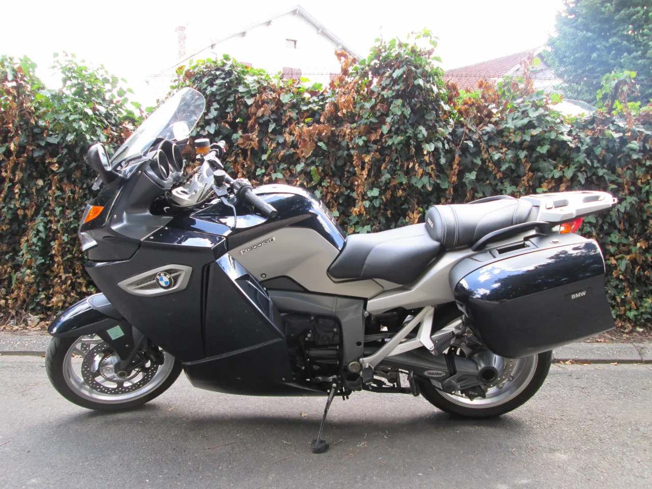 BMW K 1300 GT linker zijaanzicht, geparkeerd
