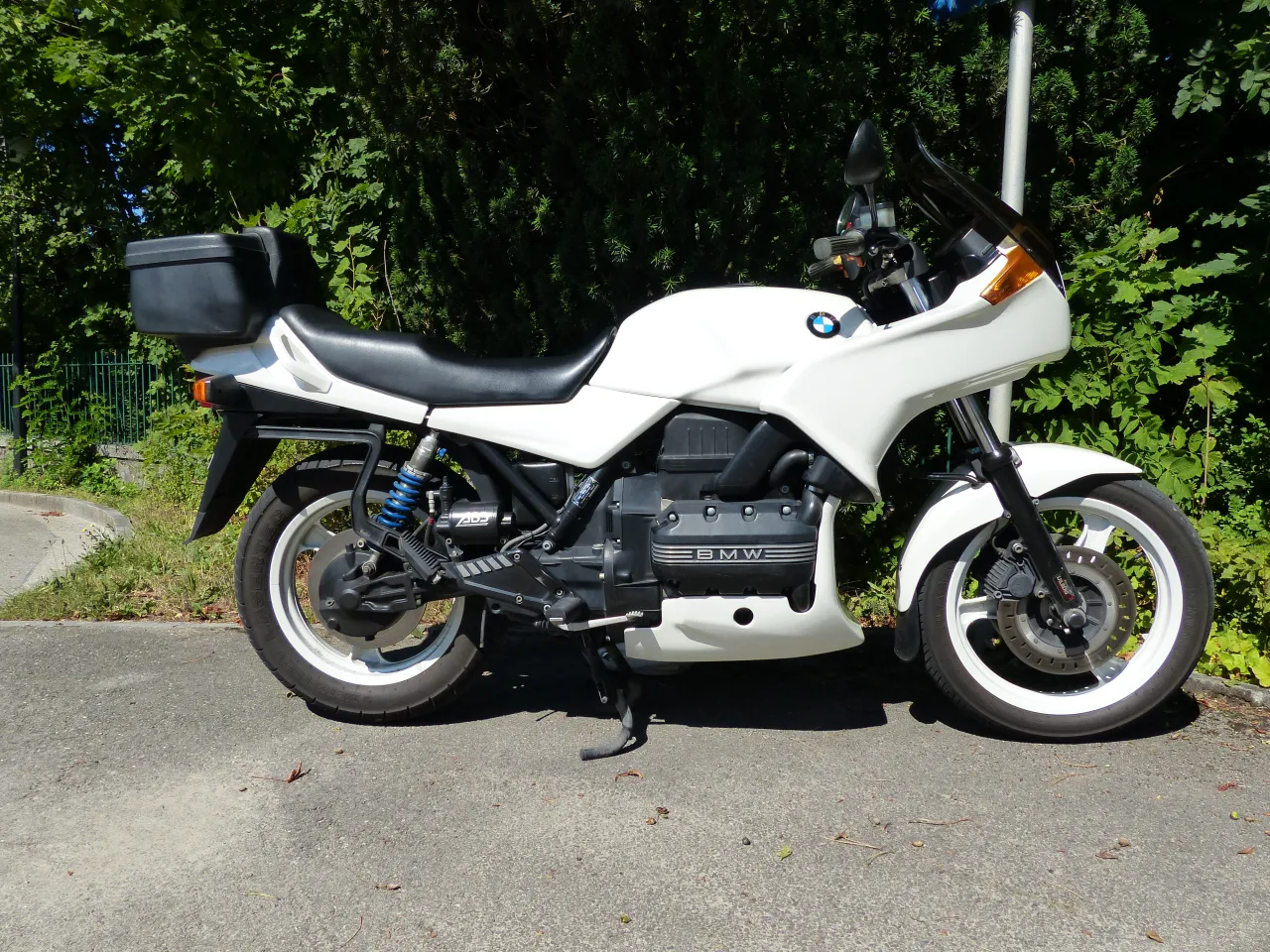 BMW K75S sport roadster side profile