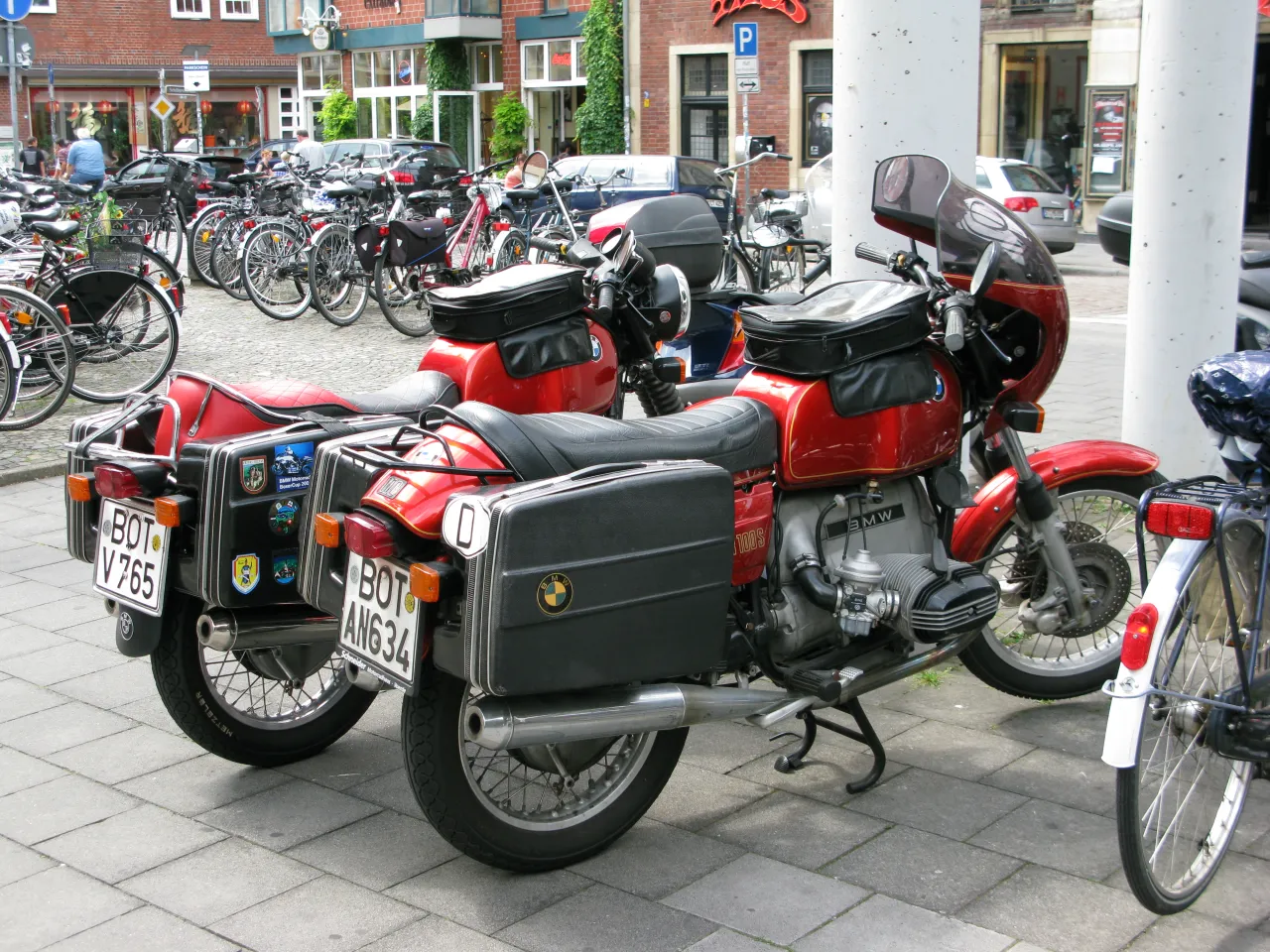 BMW R 100 S side view