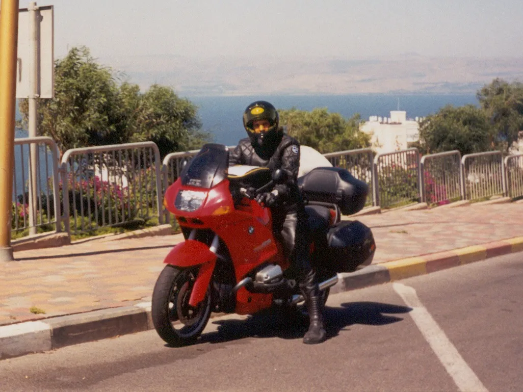BMW R 1100 RS 1994 geparkeerd in Tiberias
