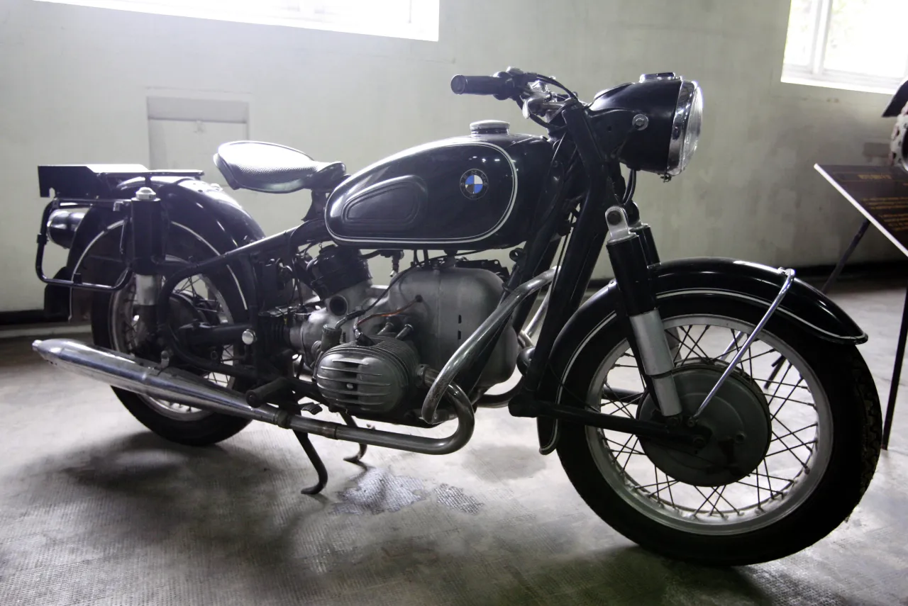 BMW R50 klassieke boxer-motor zijaanzicht in museum