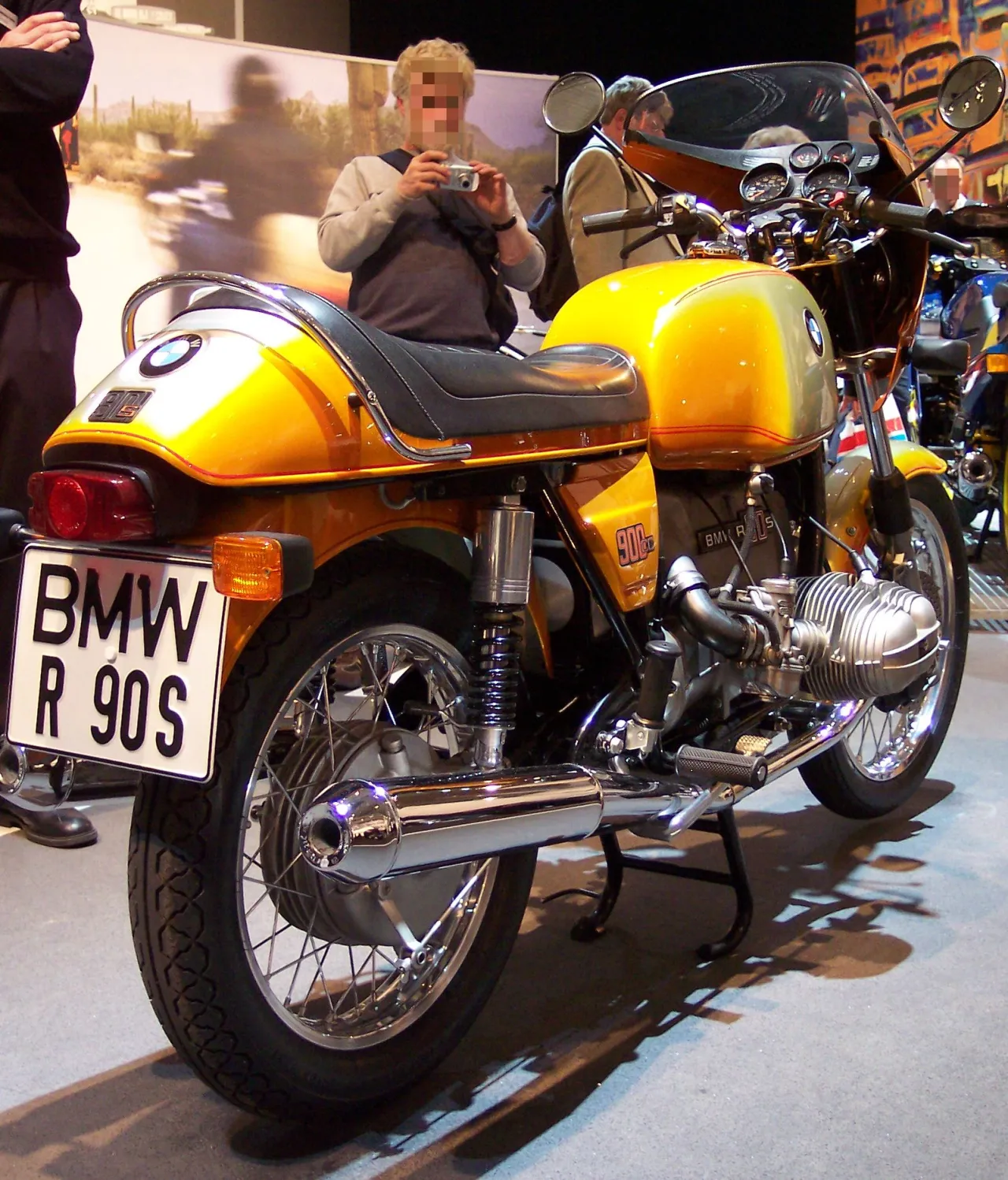 BMW R 90 S uit 1975 in goudbrons lak