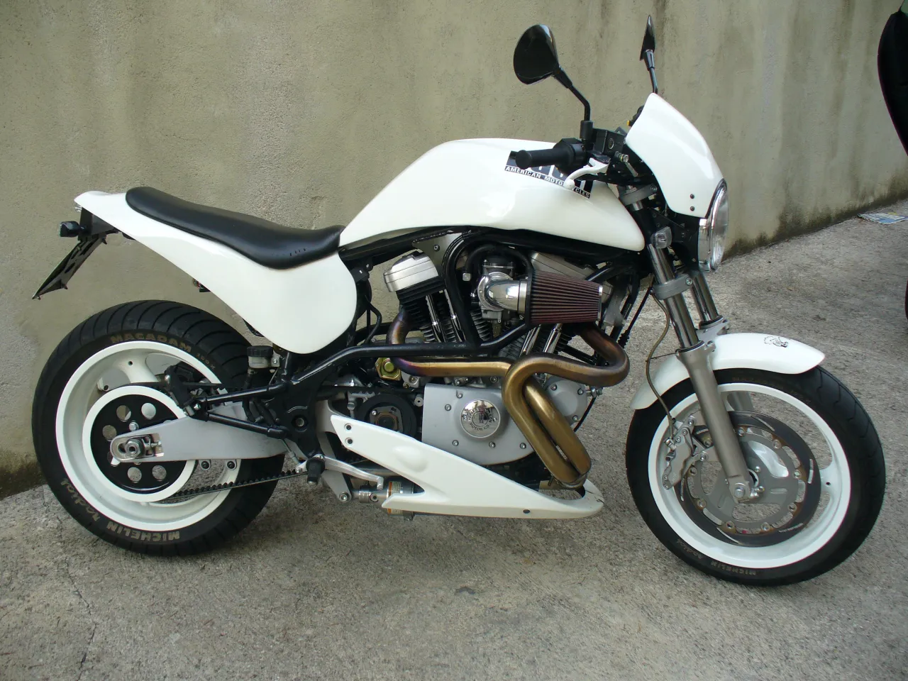 Witte Buell M2 Cyclone uit 2000, zijaanzicht
