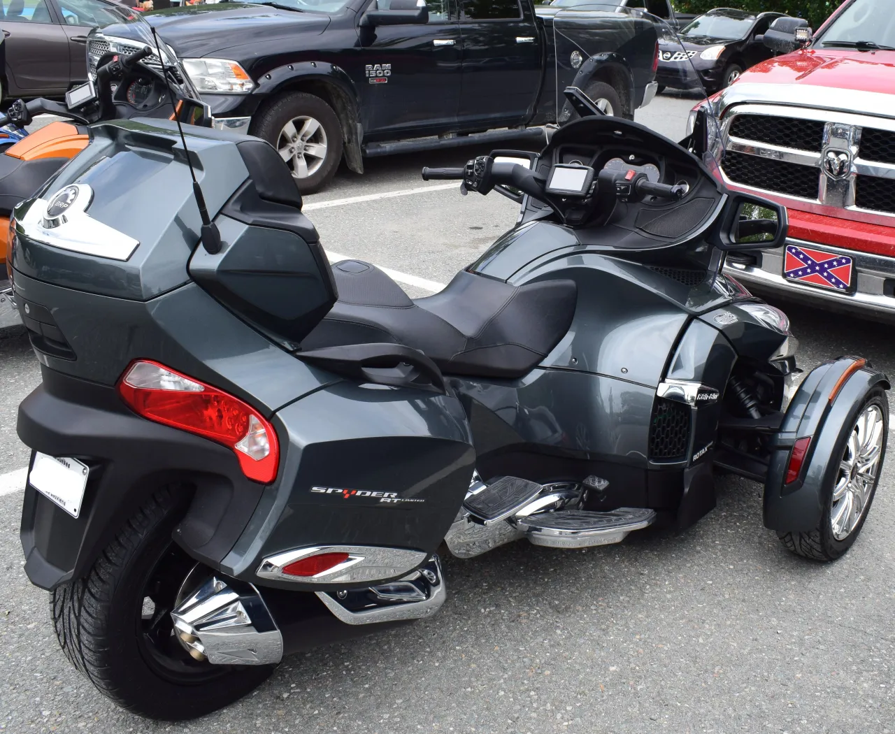 Can-Am Spyder RT driewieler zijaanzicht in zwart