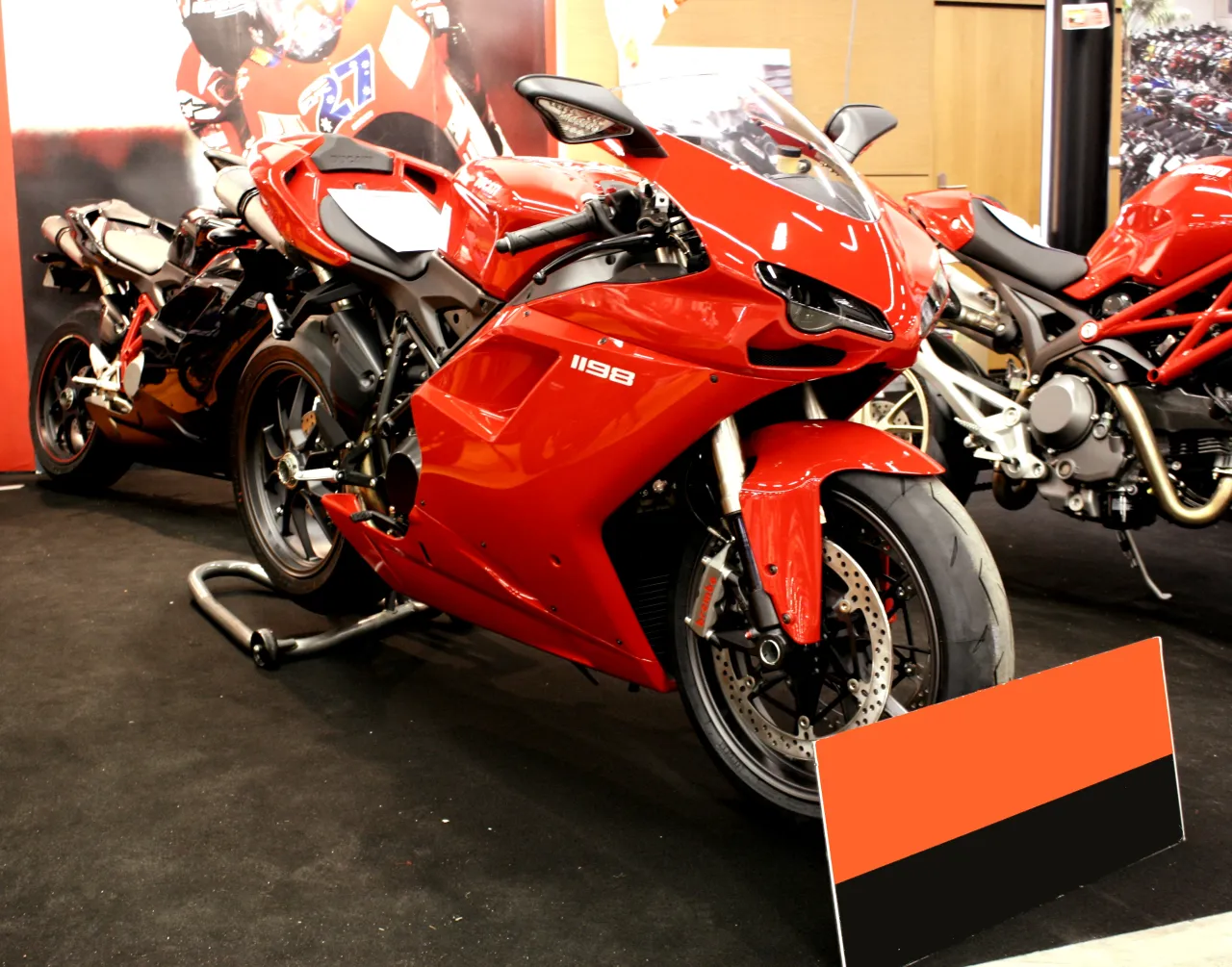 Ducati 1198 in rood, zijaanzicht