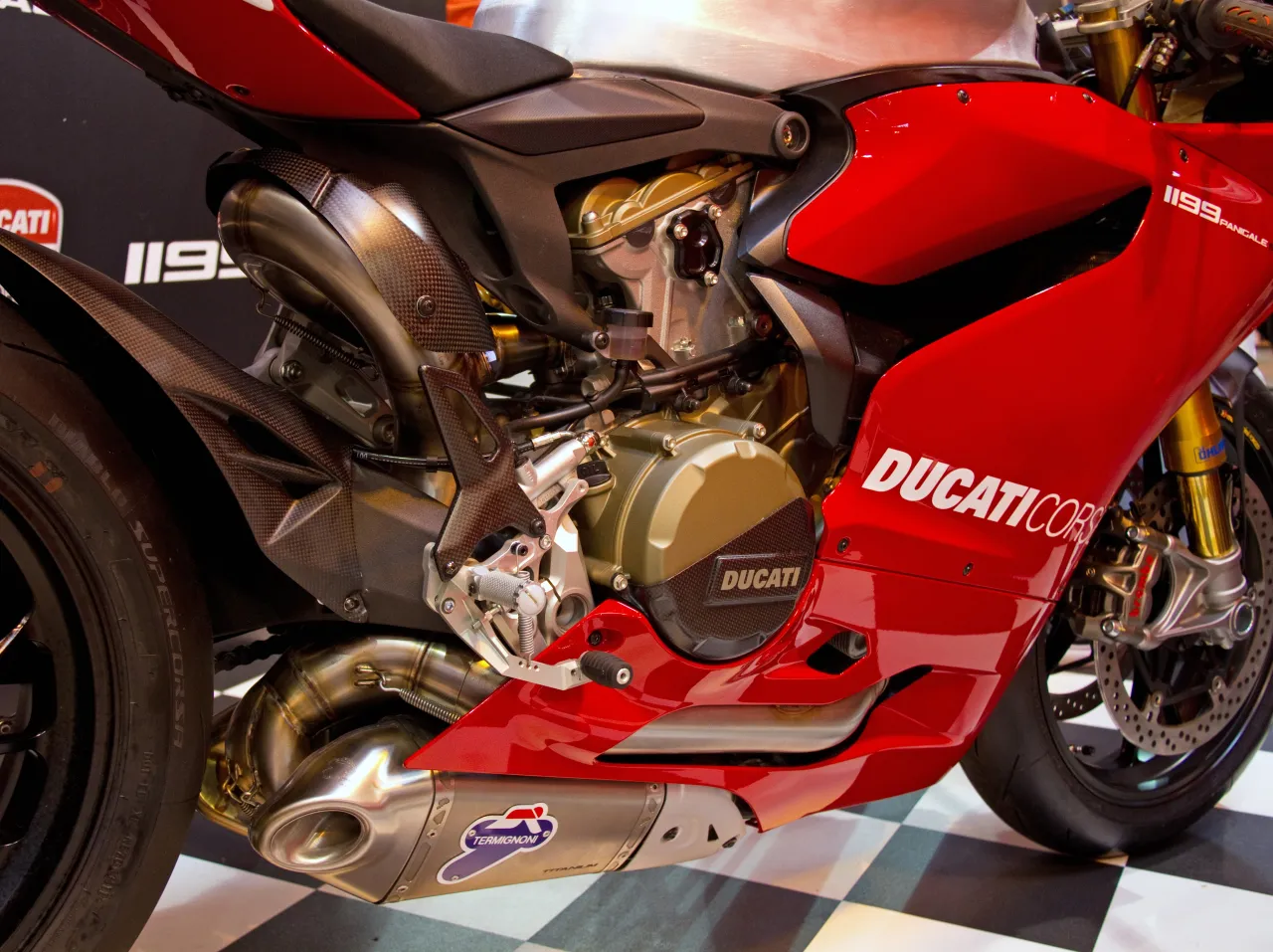 Ducati 1199 Panigale vooraanzicht op beurs