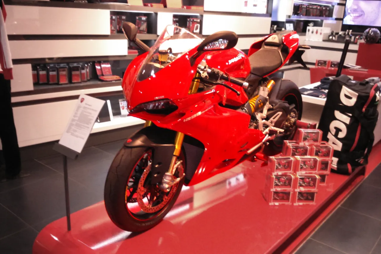Ducati 1299 Panigale 2015 in rood, zijaanzicht