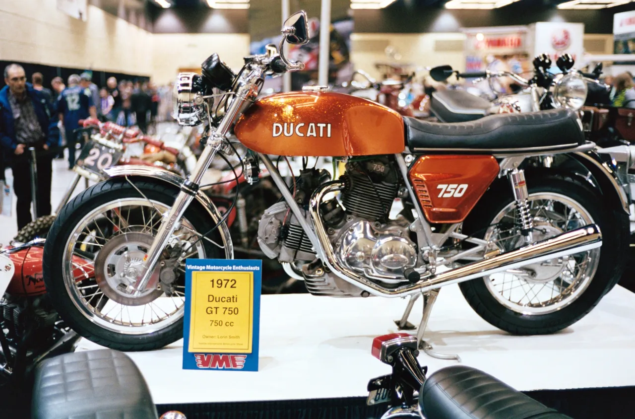 Ducati 750 GT uit 1972, linker zijaanzicht
