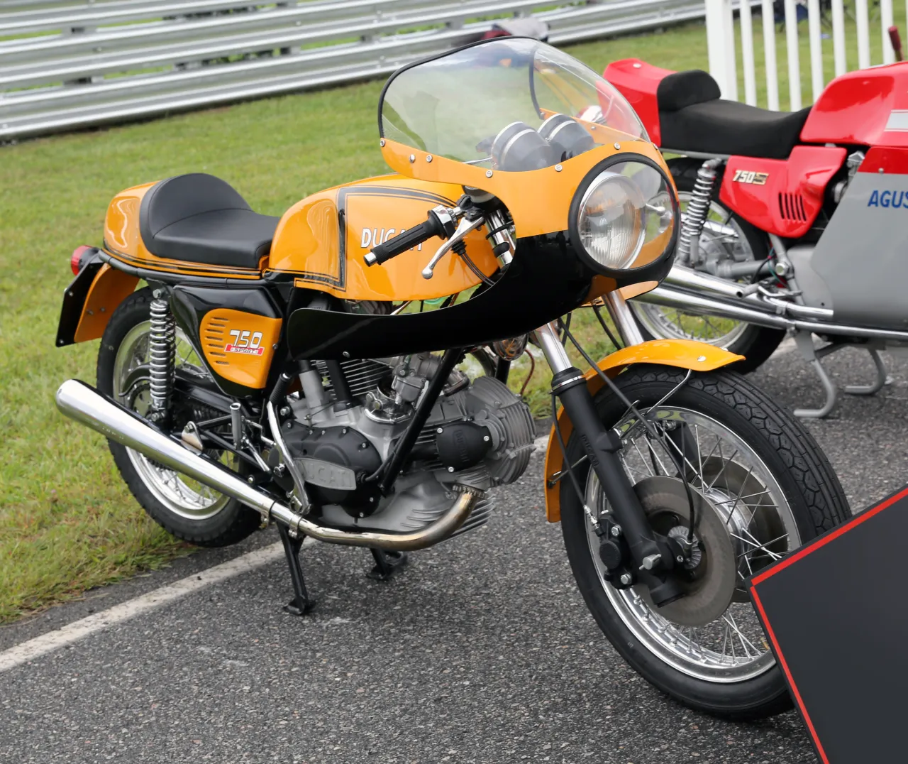 Ducati 750 Sport 1972 met Z-streeplak en kuip, zijaanzicht