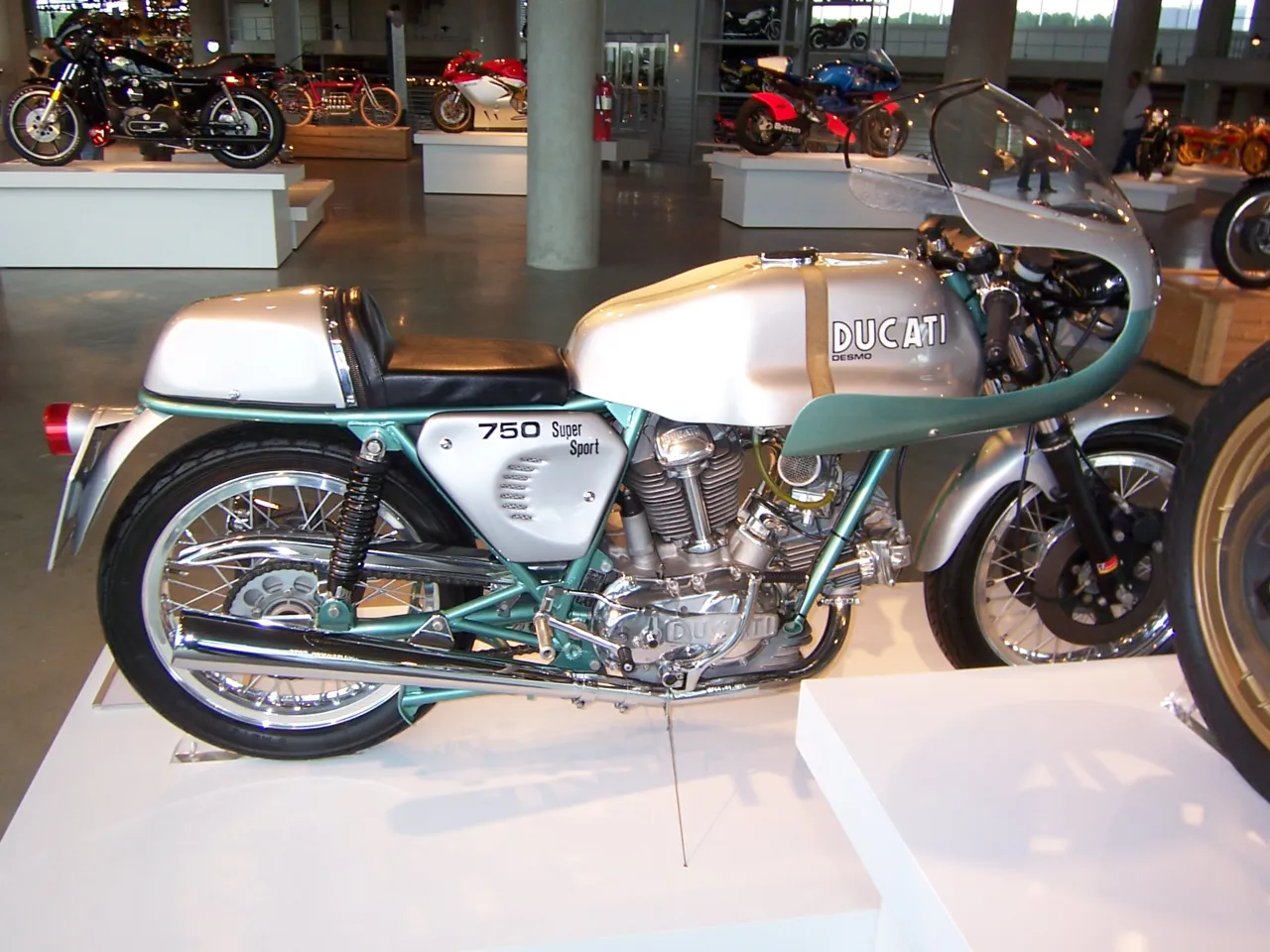 Ducati 750 Supersport in 3/4-aanzicht