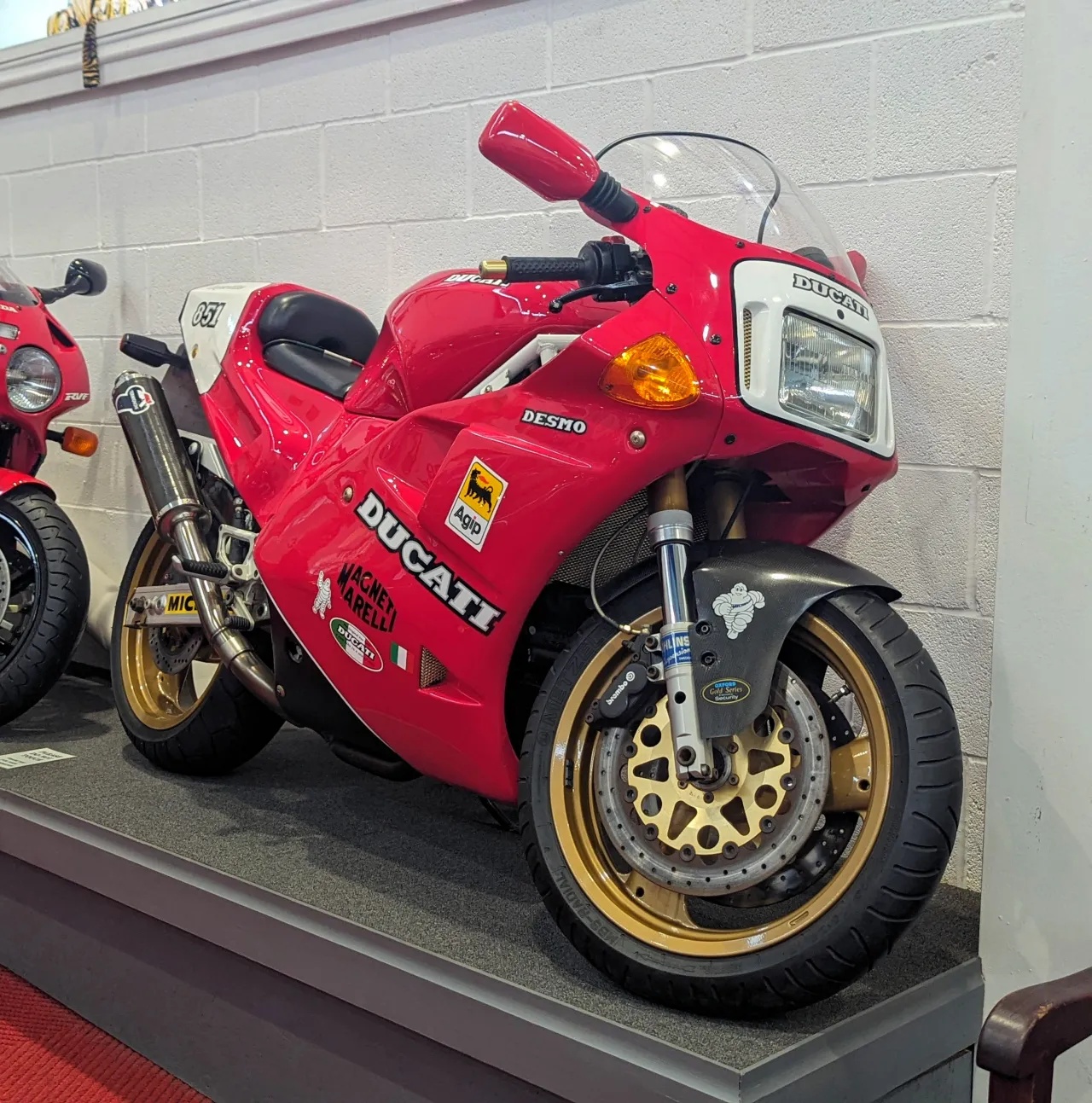 Ducati 851 driekwart zijaanzicht
