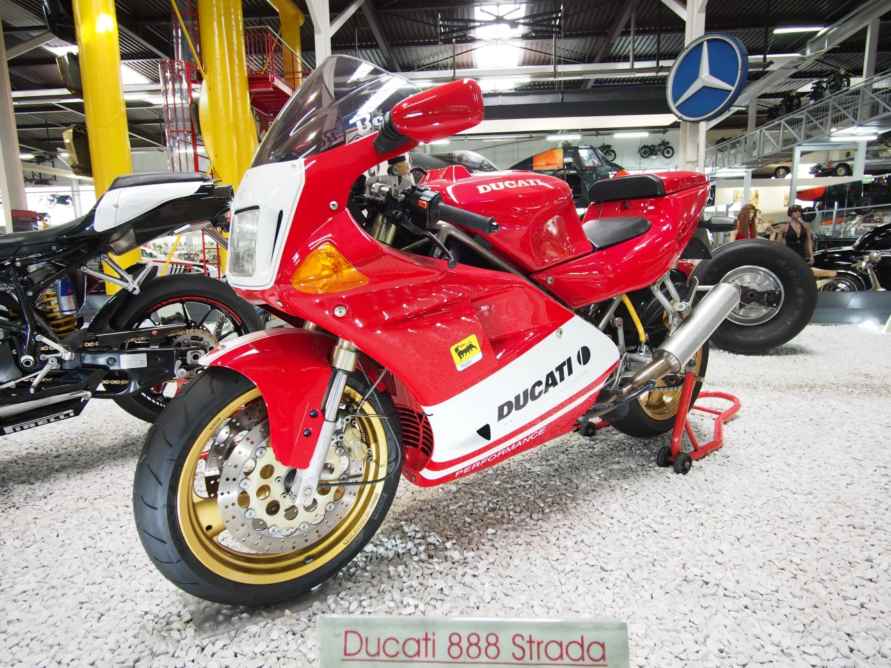 Ducati 888 Strada straatversie, zijaanzicht