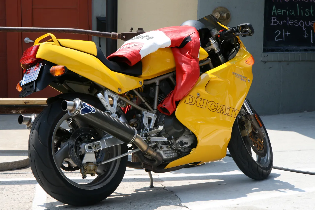Ducati 900 SS geparkeerd straataanzicht