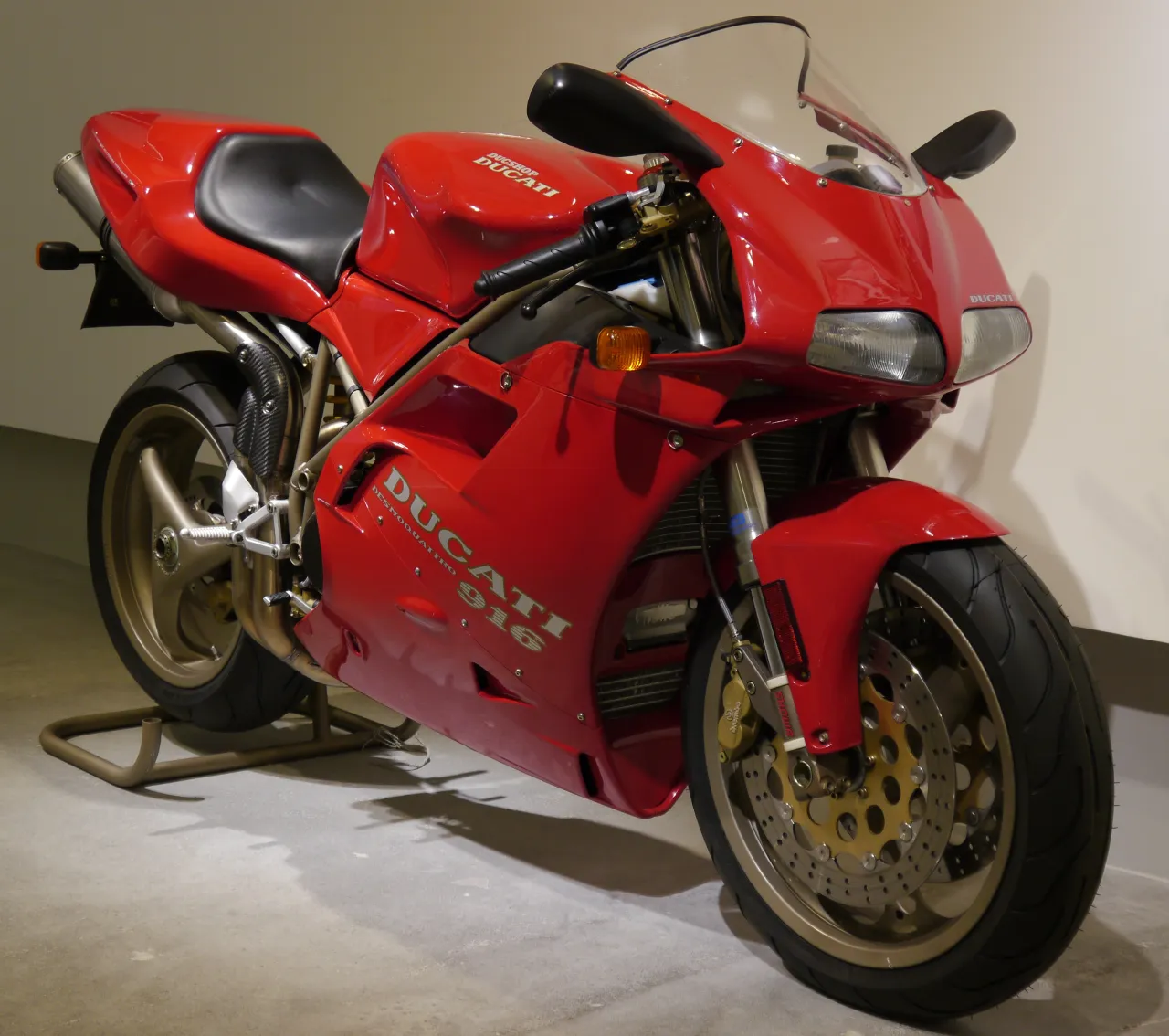 Ducati 916 in rood, klassiek zijaanzicht