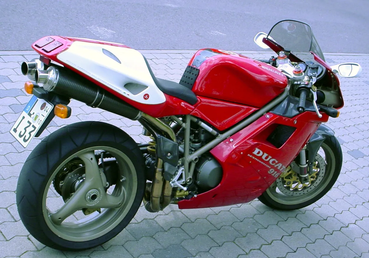 Ducati 916 driekwart vooraanzicht