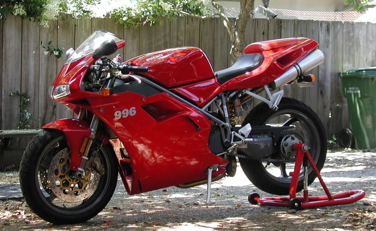 Ducati 996 in rood zijaanzicht