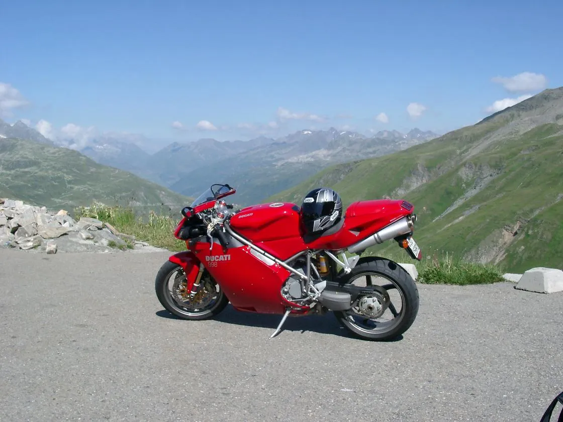 Ducati 998 superbike in rood, zijaanzicht