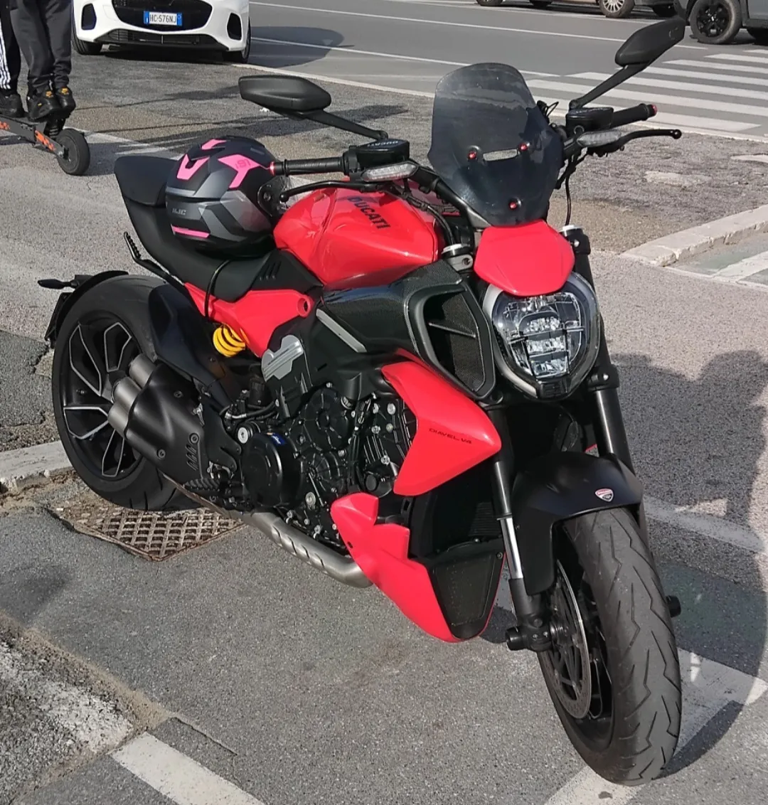 Ducati Diavel V4 in studioopname