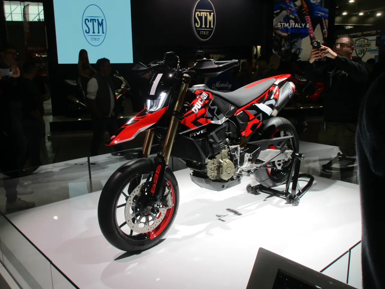 Ducati Hypermotard 698 Mono RVE op EICMA 2023 – zijaanzicht