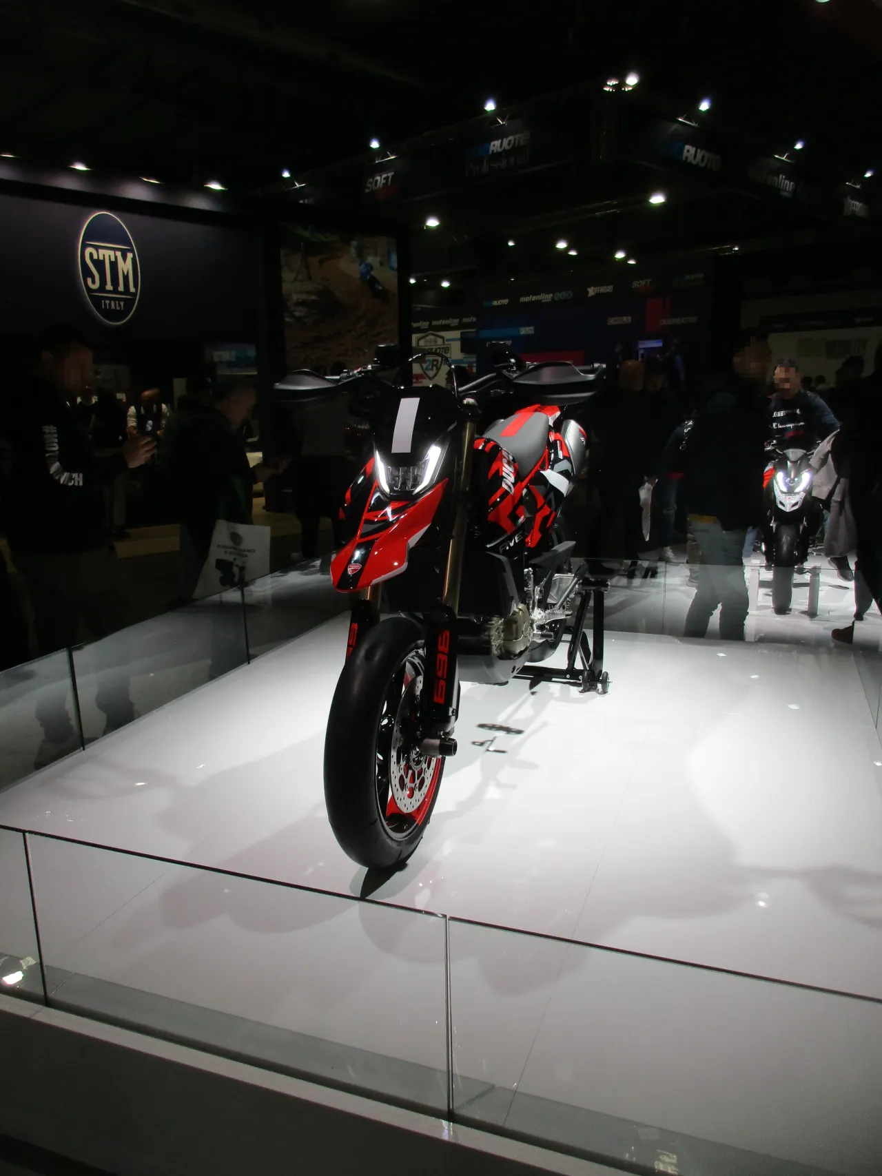 Ducati Hypermotard 698 Mono RVE vooraanzicht op EICMA 2023