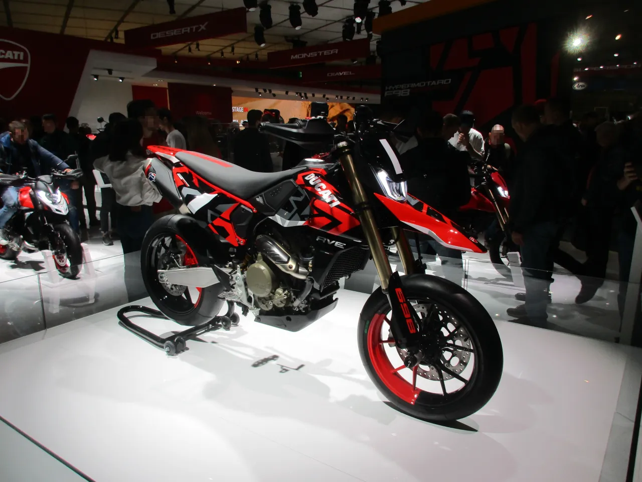 Ducati Hypermotard 698 Mono RVE op EICMA 2023 – rechts