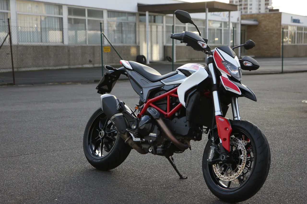 Ducati Hypermotard 821 supermoto naked zijaanzicht