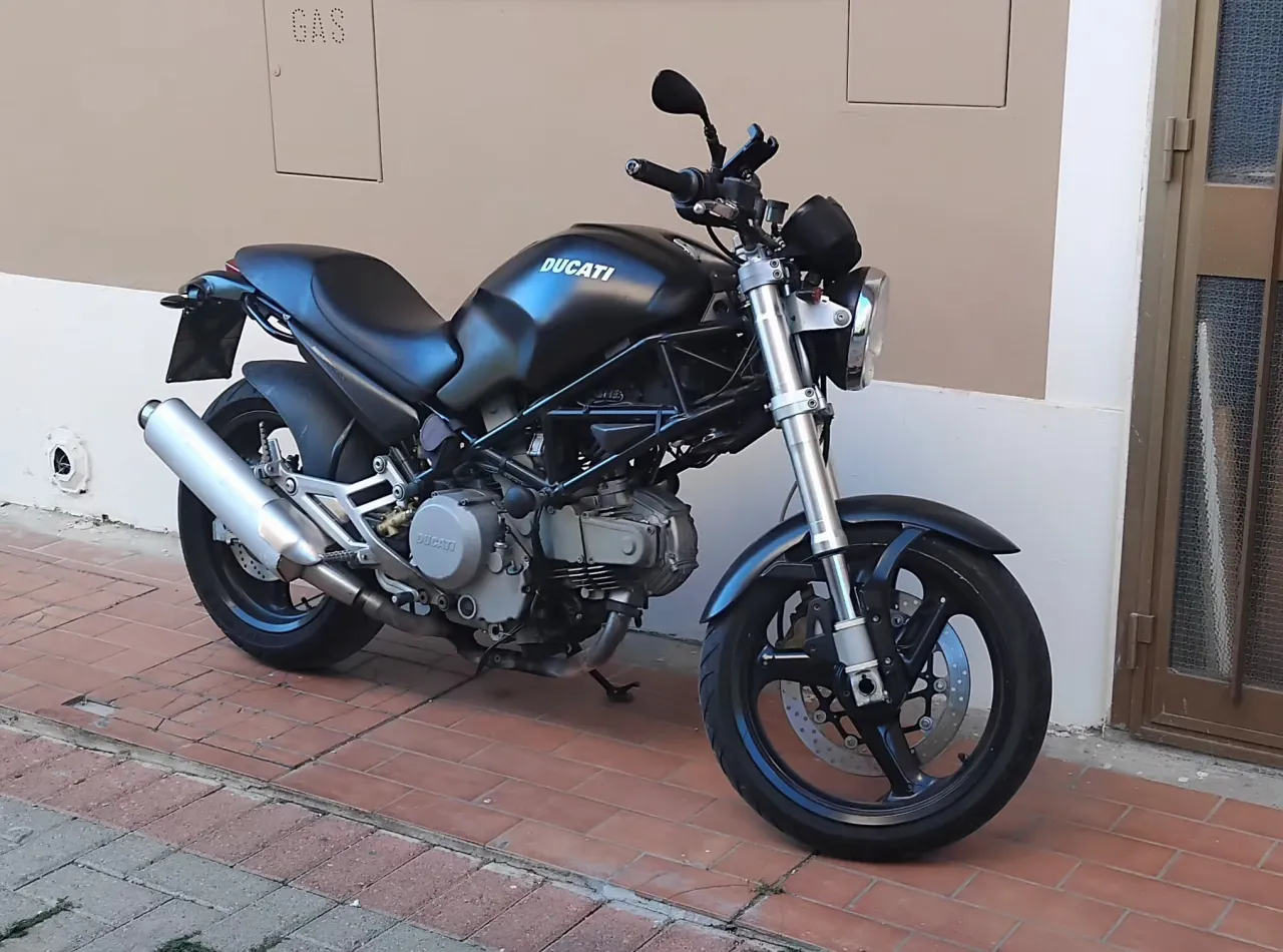 Ducati Monster 600 zijaanzicht