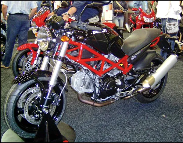 Ducati Monster 695 naked motorfiets