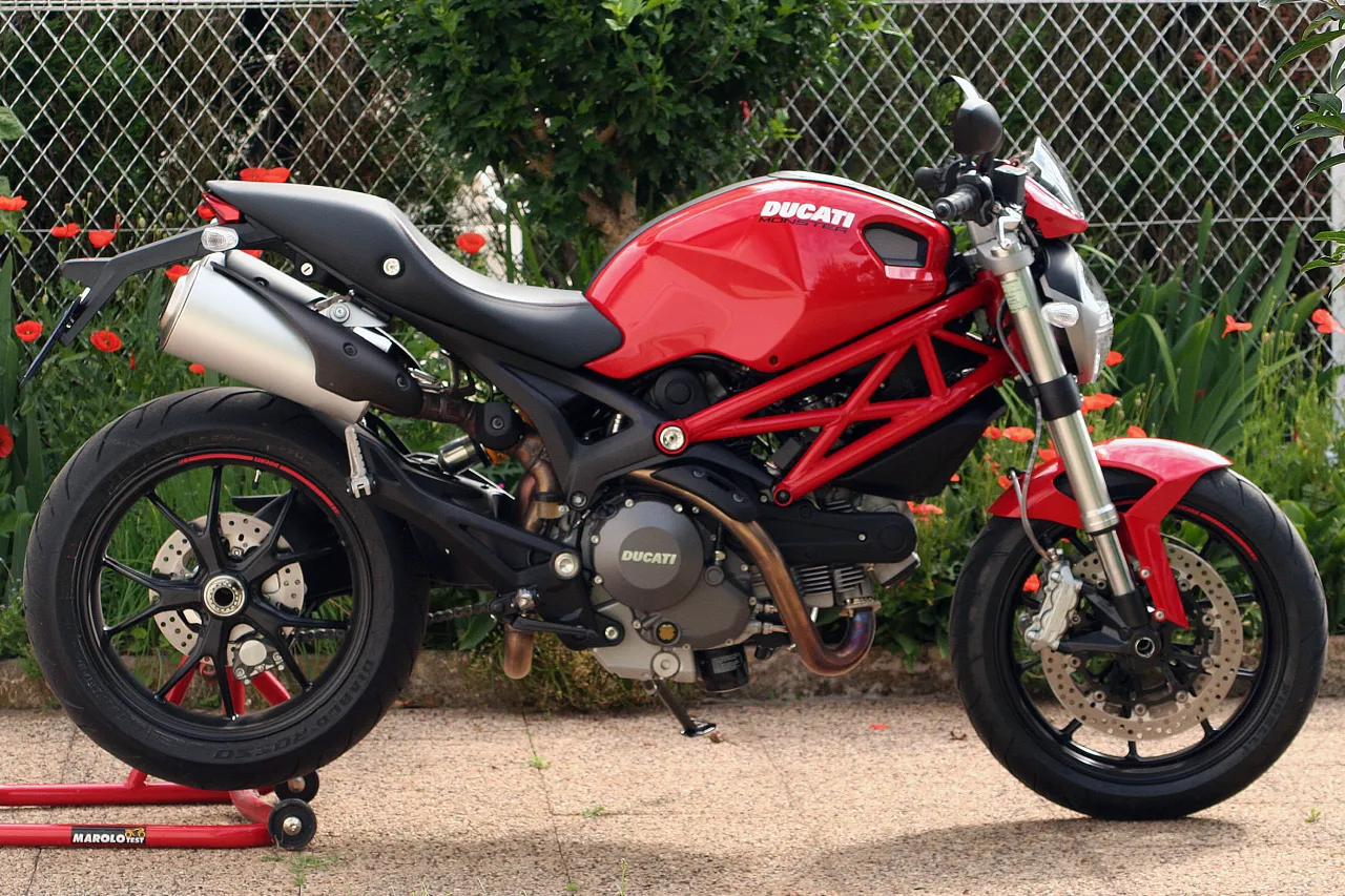 Ducati Monster 796 driekwart aanzicht